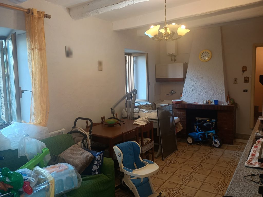 Detached house in the urban centre (vico III° Chiesa, 4)