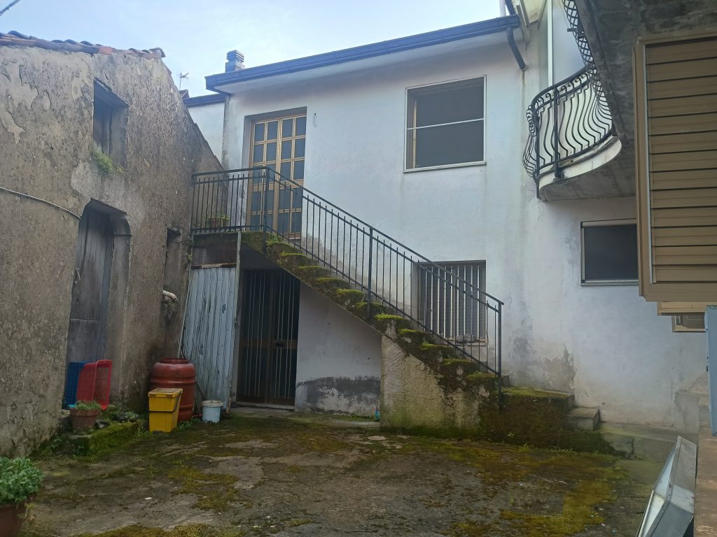 Detached house in the urban centre (vico III° Chiesa, 4)