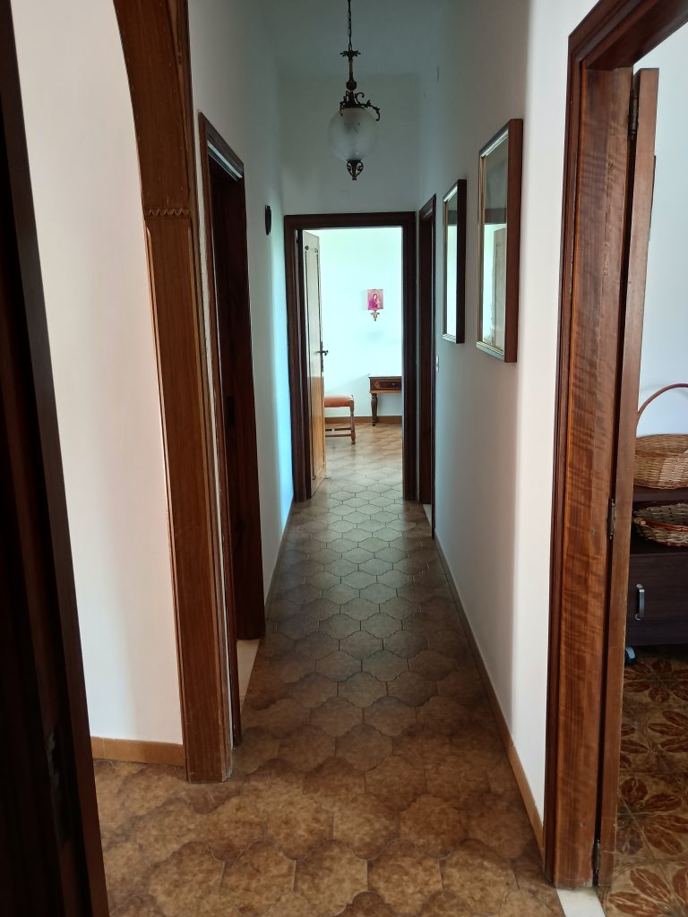 Casa indipendente con garage nel centro storico (via Settembrini, 8)