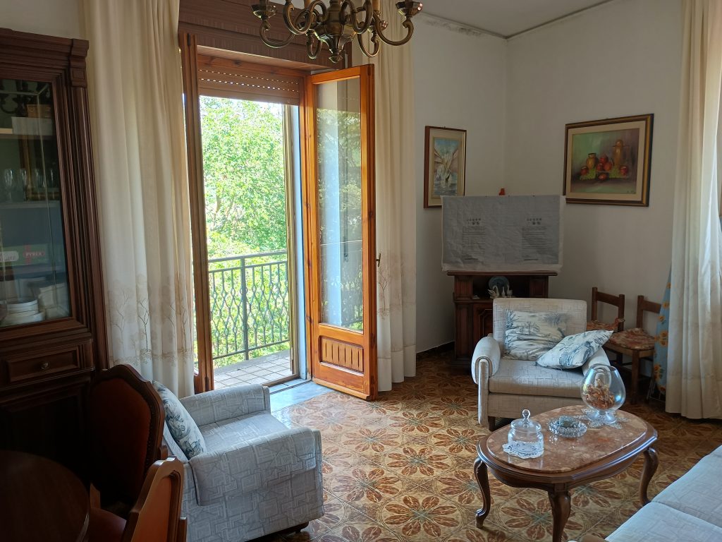 Casa indipendente con garage nel centro storico (via Settembrini, 8)