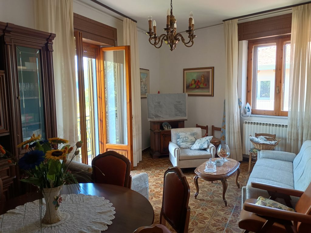 Casa indipendente con garage nel centro storico (via Settembrini, 8)