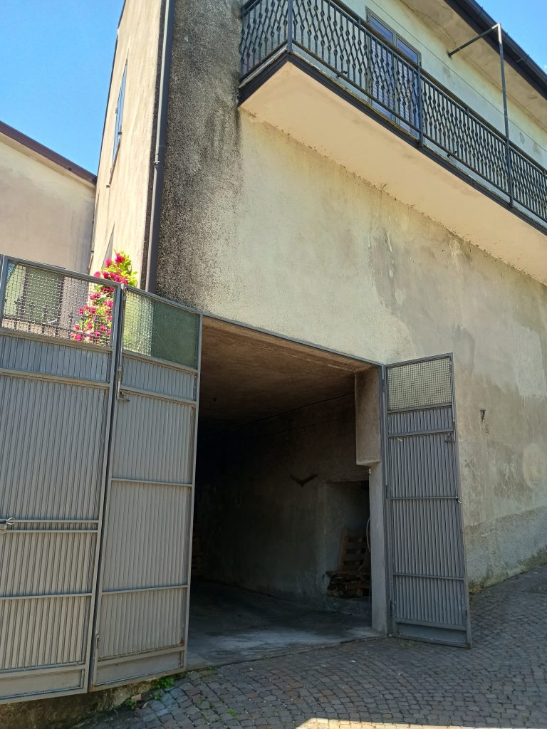 Casa indipendente con garage nel centro storico (via Settembrini, 8)