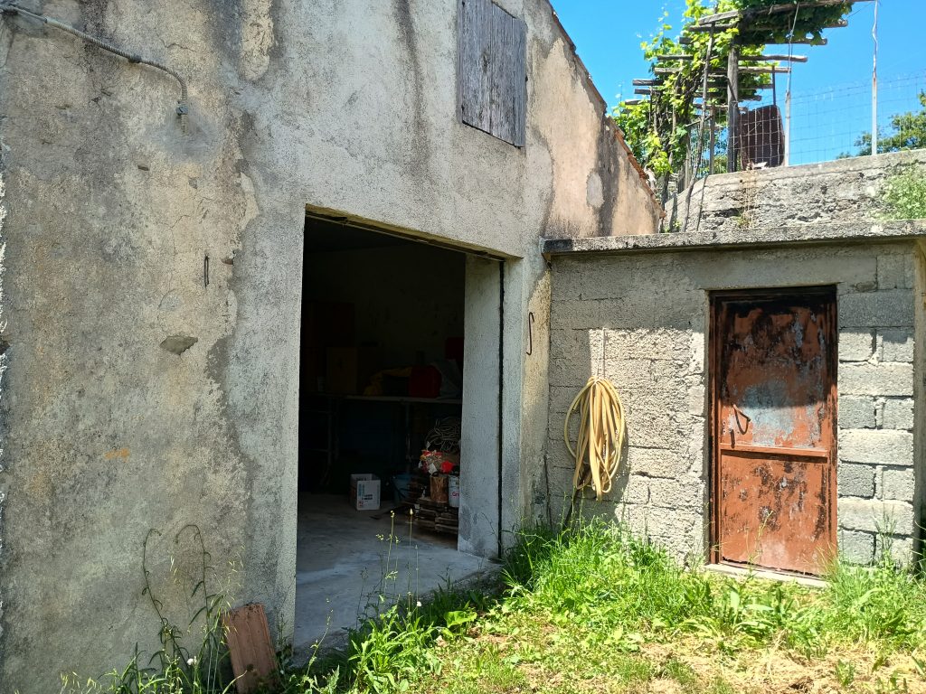 Casa indipendente con terreno e garage (c.da Pietraferrata, 109)