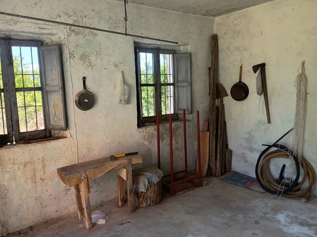 Casa indipendente con terreno e garage (c.da Pietraferrata, 109)