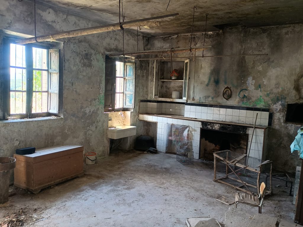 Casa indipendente con terreno e garage (c.da Pietraferrata, 109)