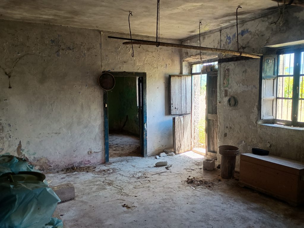 Casa indipendente con terreno e garage (c.da Pietraferrata, 109)