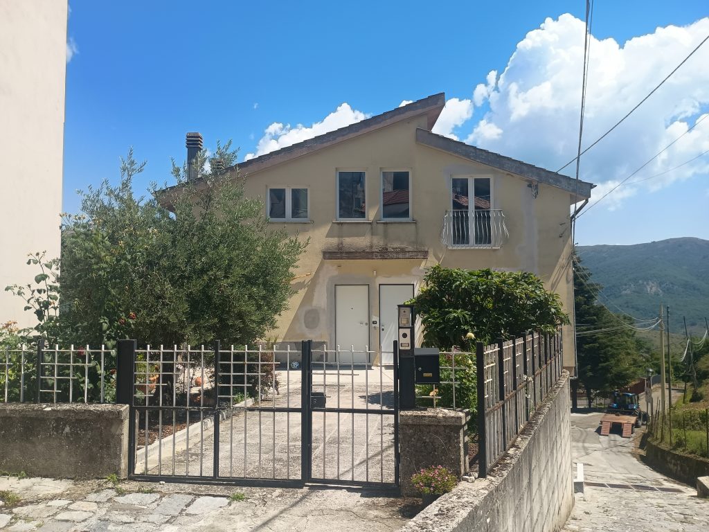 Detached house in the urban centre (via Bovio 25A)