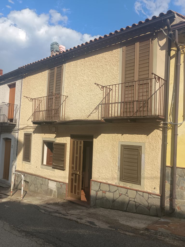 Detached house in the thermal area (via Cremonesi, 76)