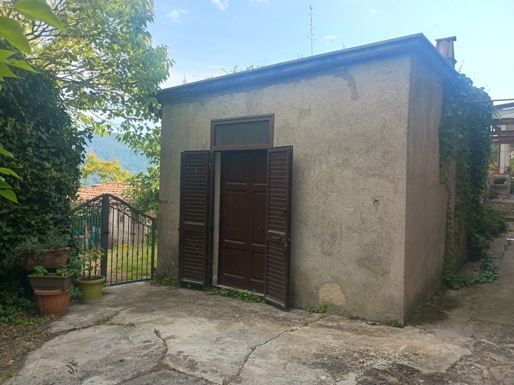 Detached house in the thermal area (via Cremonesi, 76)