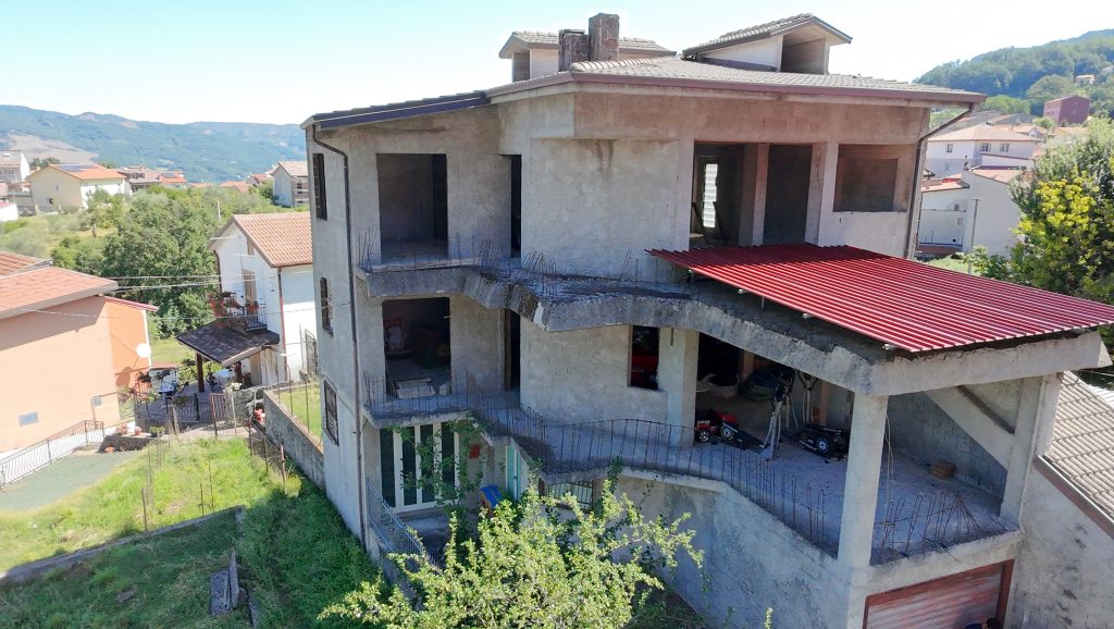 Casa indipendente con garage nel centro urbano (via Scasci, 24)