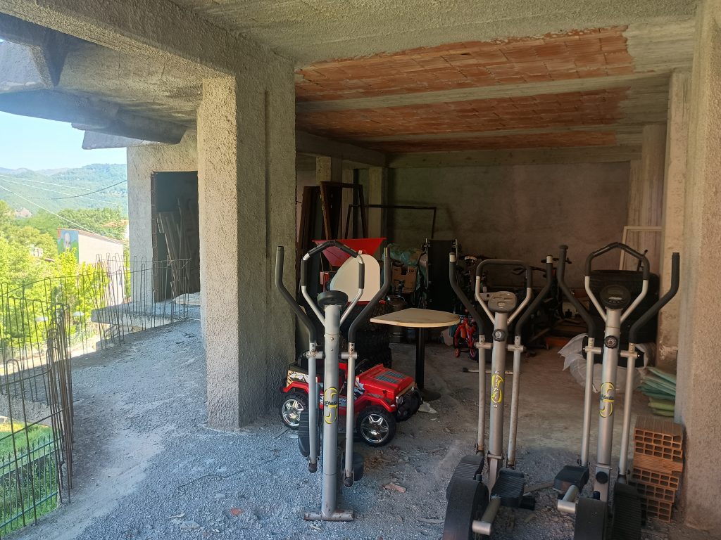 Casa indipendente con garage nel centro urbano (via Scasci, 24)