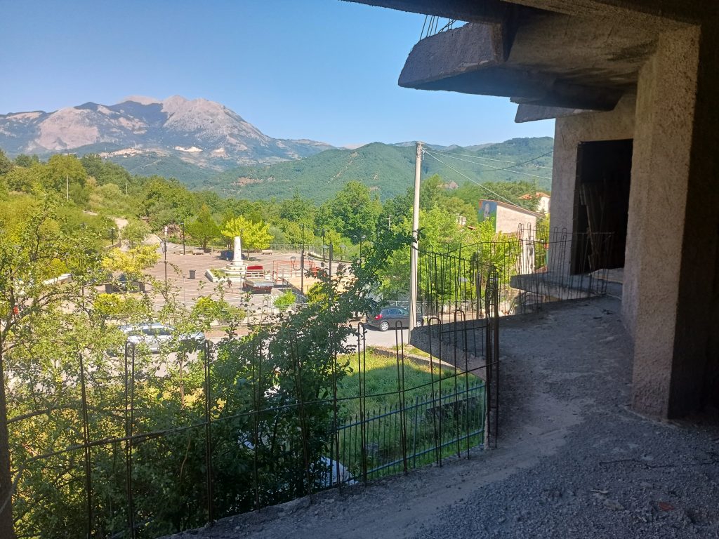 Casa indipendente con garage nel centro urbano (via Scasci, 24)