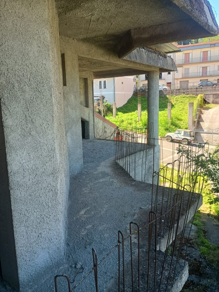Casa indipendente con garage nel centro urbano (via Scasci, 24)