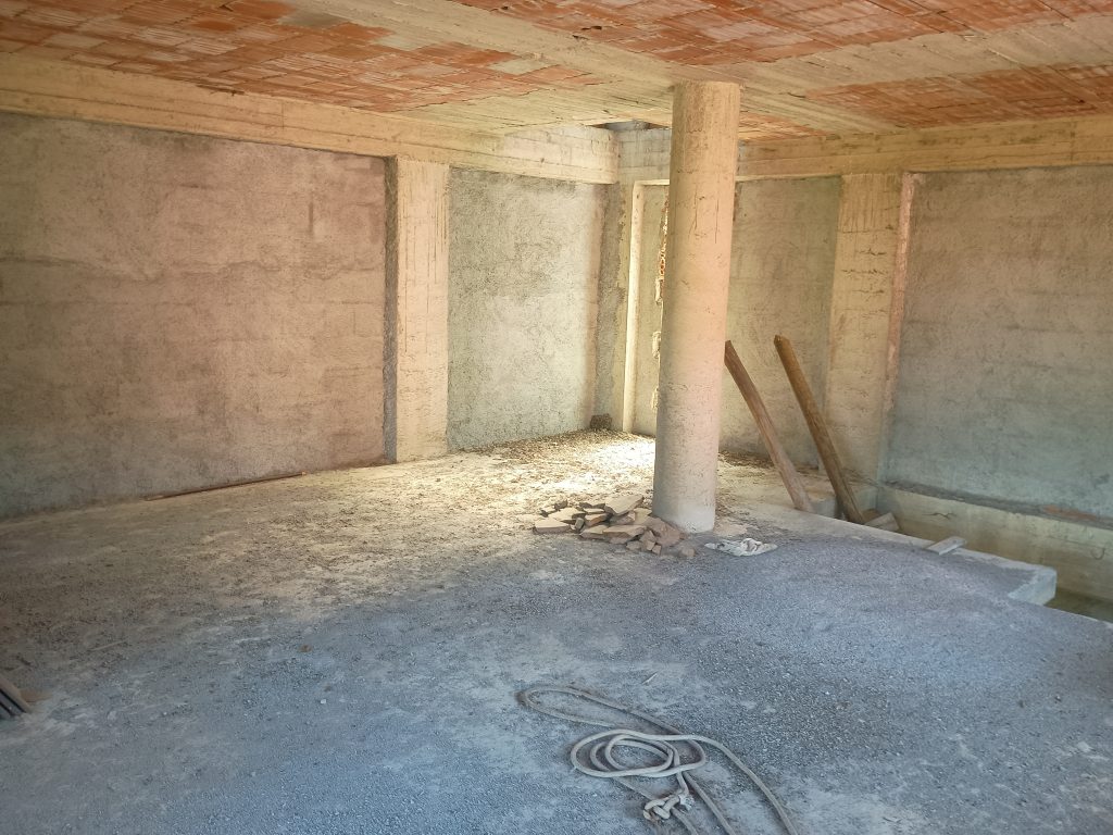 Casa indipendente con garage nel centro urbano (via Scasci, 24)