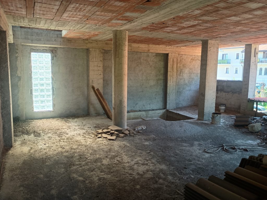 Casa indipendente con garage nel centro urbano (via Scasci, 24)