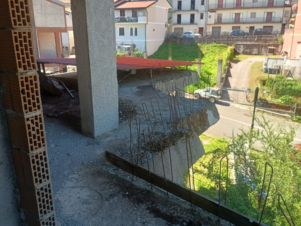 Casa indipendente con garage nel centro urbano (via Scasci, 24)