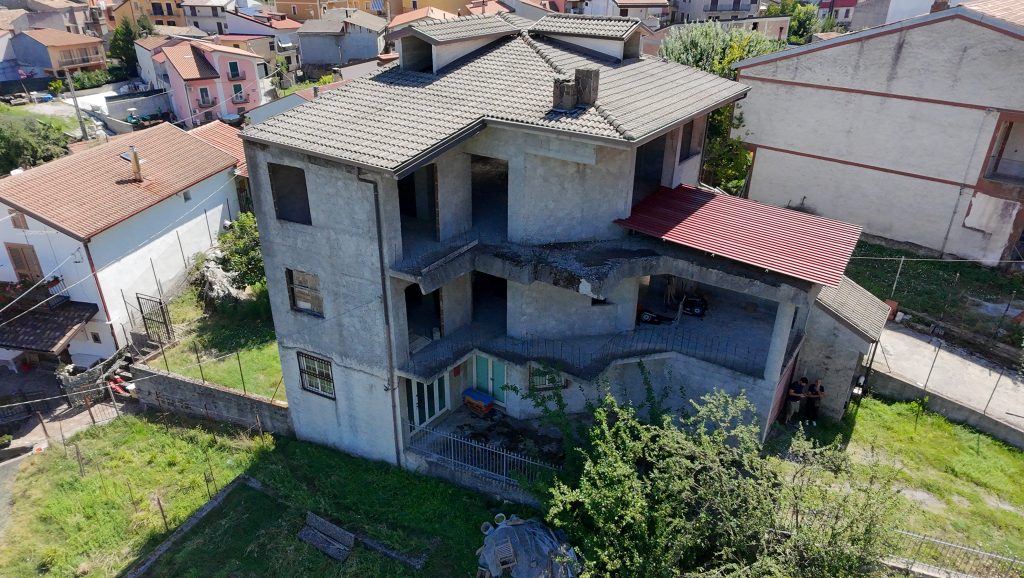 Casa indipendente con garage nel centro urbano (via Scasci, 24)