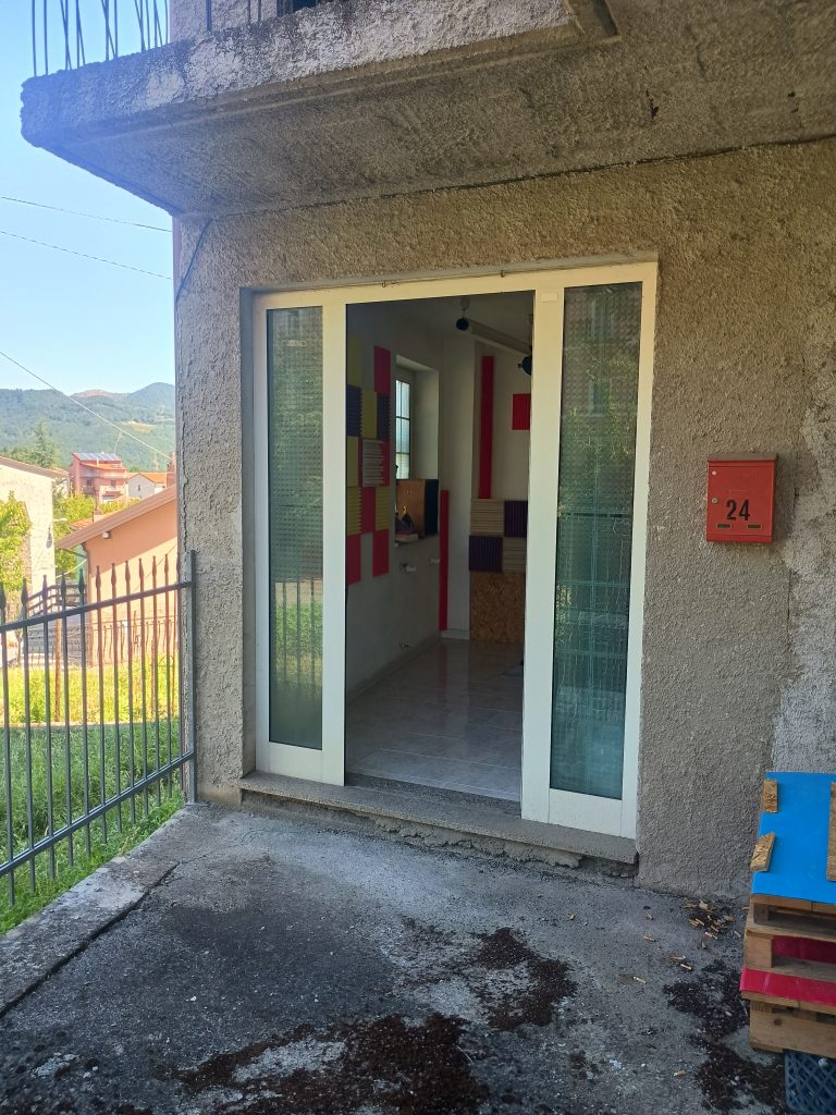 Casa indipendente con garage nel centro urbano (via Scasci, 24)