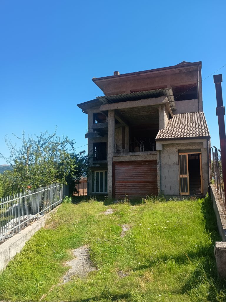 Casa indipendente con garage nel centro urbano (via Scasci, 24)