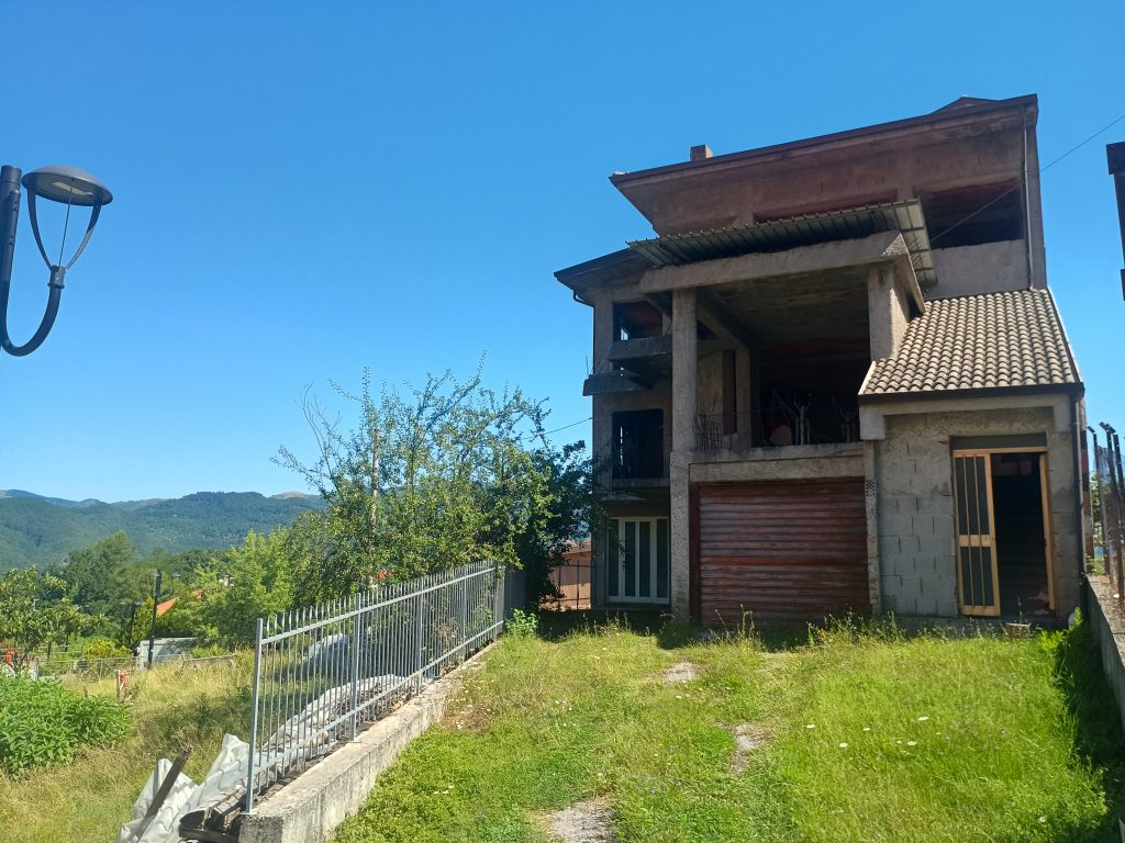 Casa indipendente con garage nel centro urbano (via Scasci, 24)