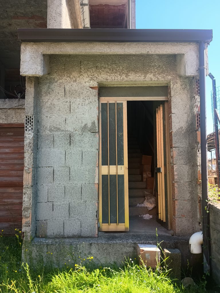 Casa indipendente con garage nel centro urbano (via Scasci, 24)