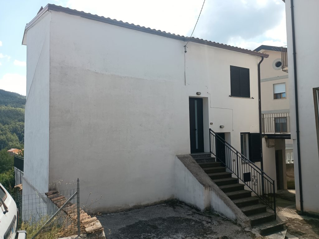 Detached house with terrace, land and garage (via Angelo Diego, 56 A/B)