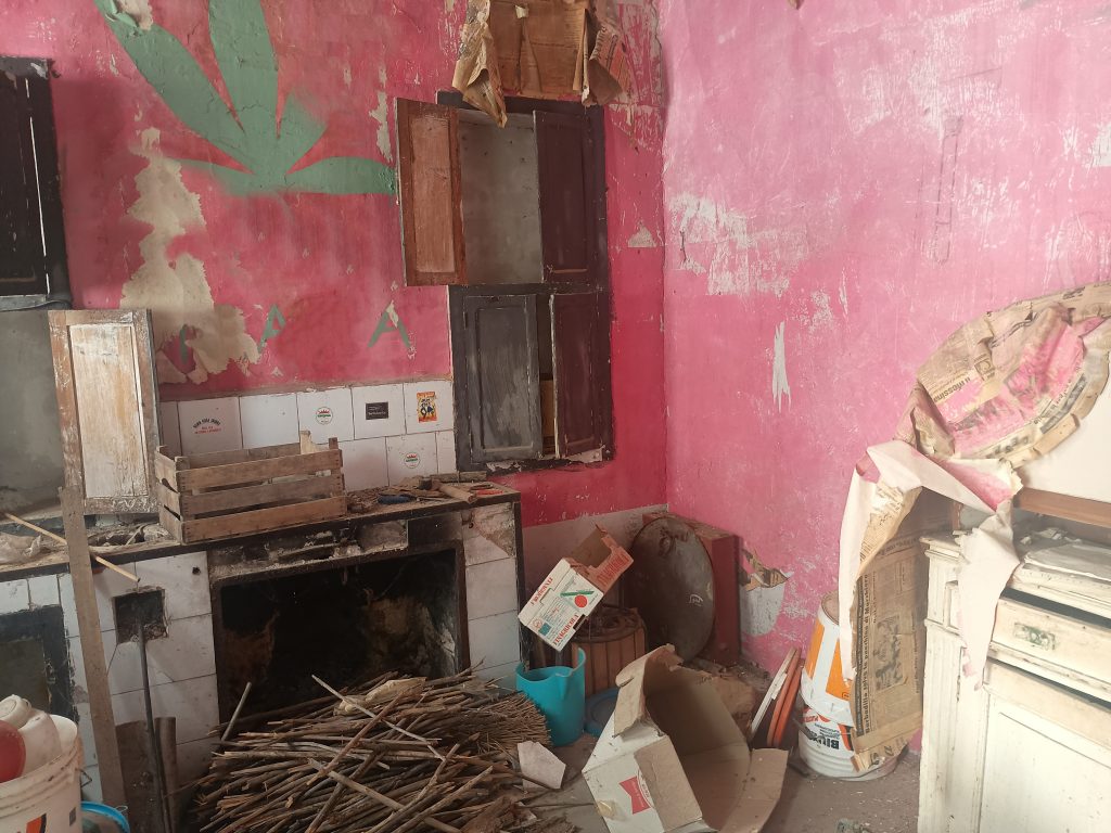 Casa indipendente con terreno nel centro urbano (via Alfieri, 12)