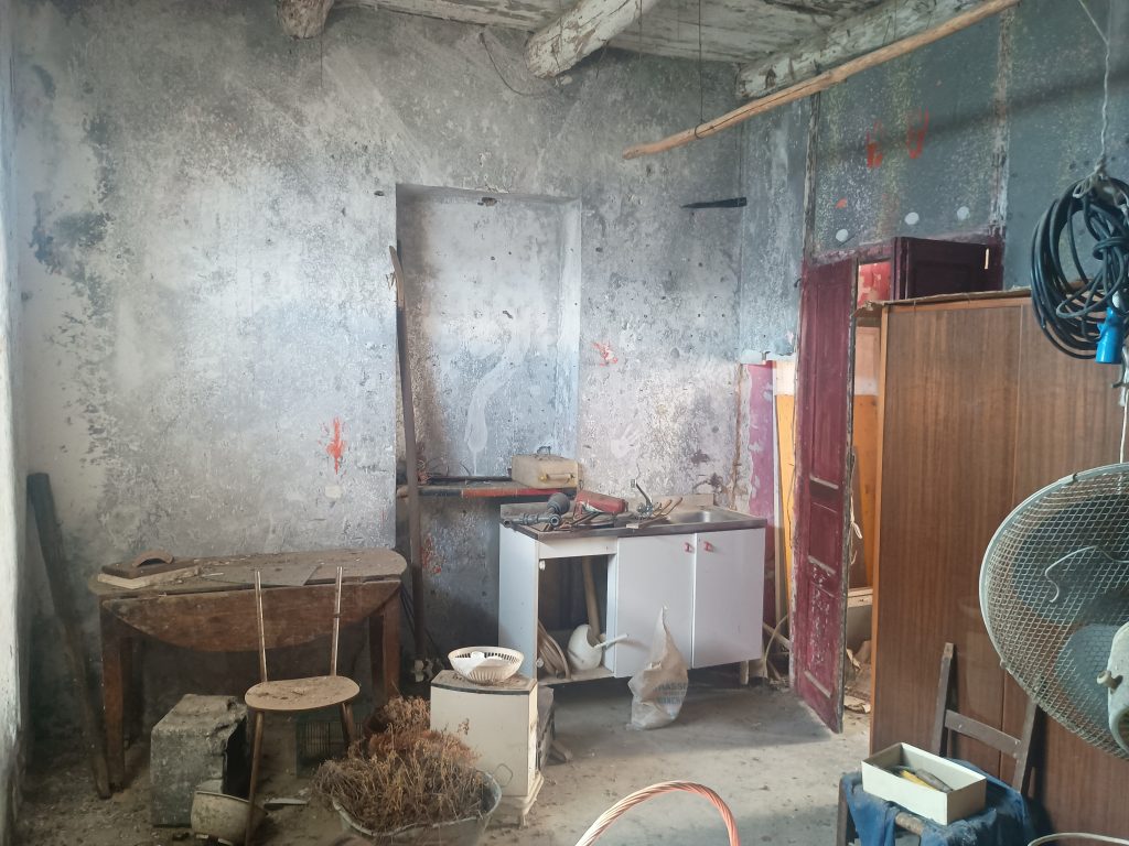 Casa indipendente con terreno nel centro urbano (via Alfieri, 12)