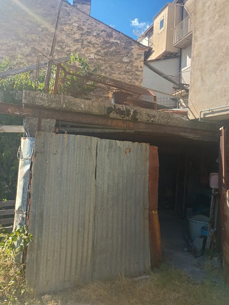 Casa indipendente con terreno nel centro urbano (via Alfieri, 12)