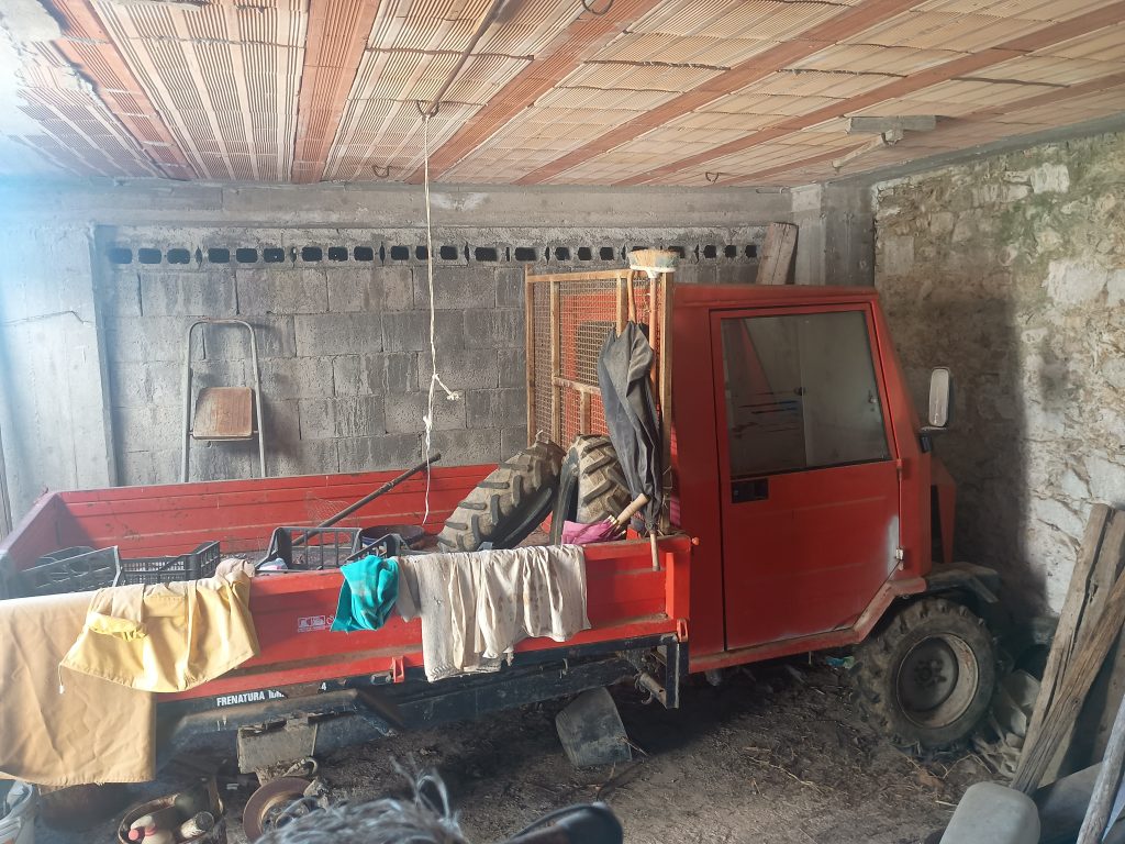 Casa indipendente con terreno nel centro urbano (via Alfieri, 12)