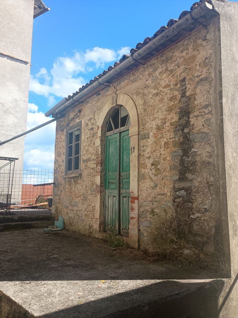 Casa indipendente con terreno nel centro urbano (via Alfieri, 12)