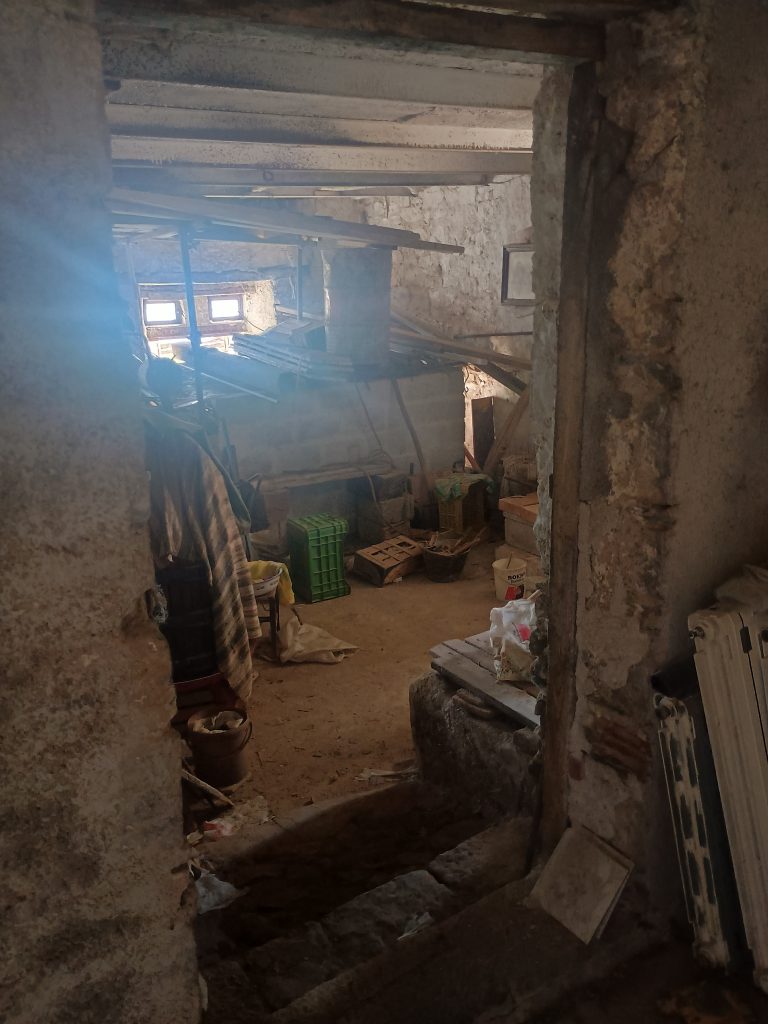 Casa indipendente con terreno nel centro urbano (via Alfieri, 12)