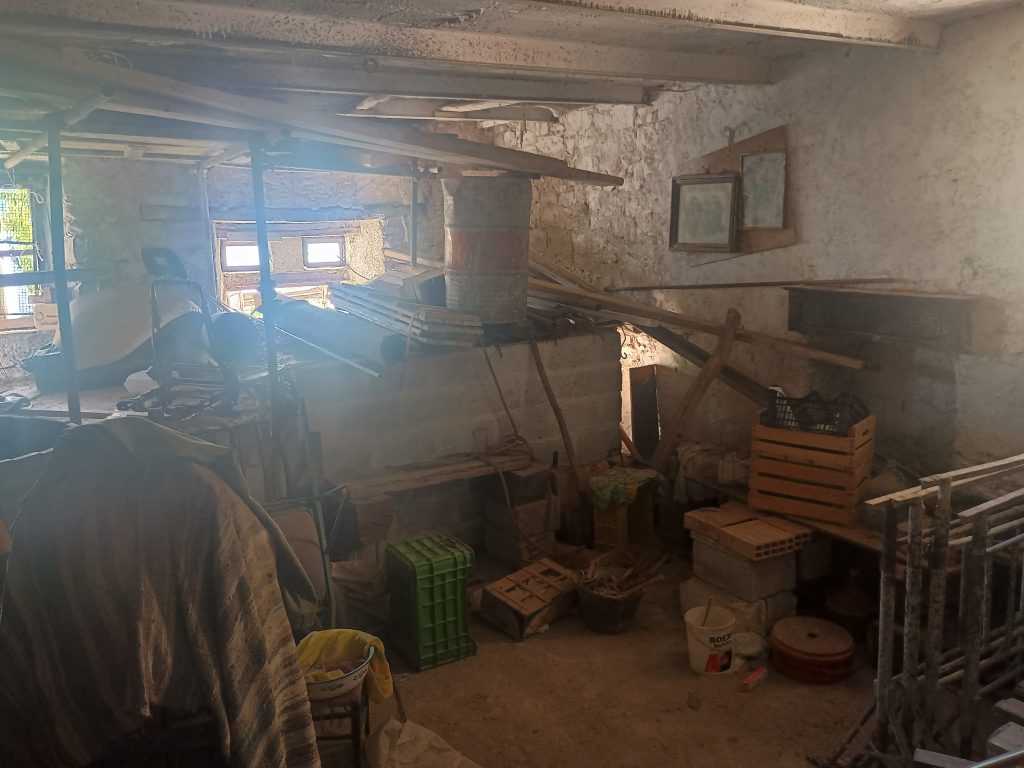 Casa indipendente con terreno nel centro urbano (via Alfieri, 12)