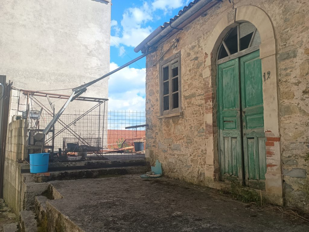 Casa indipendente con terreno nel centro urbano (via Alfieri, 12)