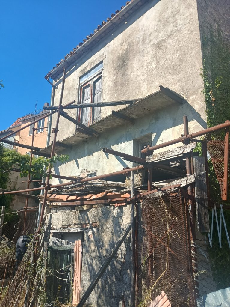 Casa indipendente con terreno nel centro urbano (via Alfieri, 12)