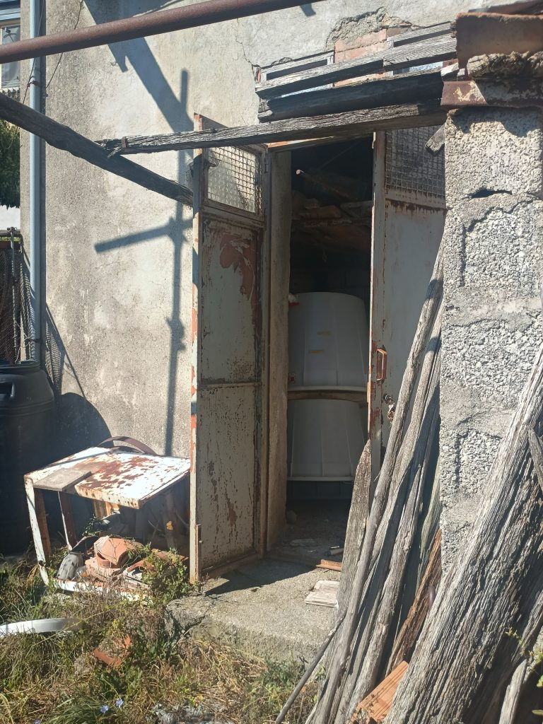 Casa indipendente con terreno nel centro urbano (via Alfieri, 12)
