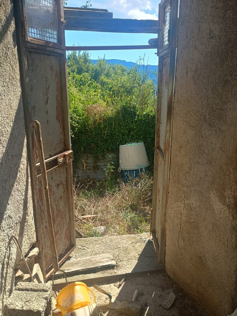 Casa indipendente con terreno nel centro urbano (via Alfieri, 12)