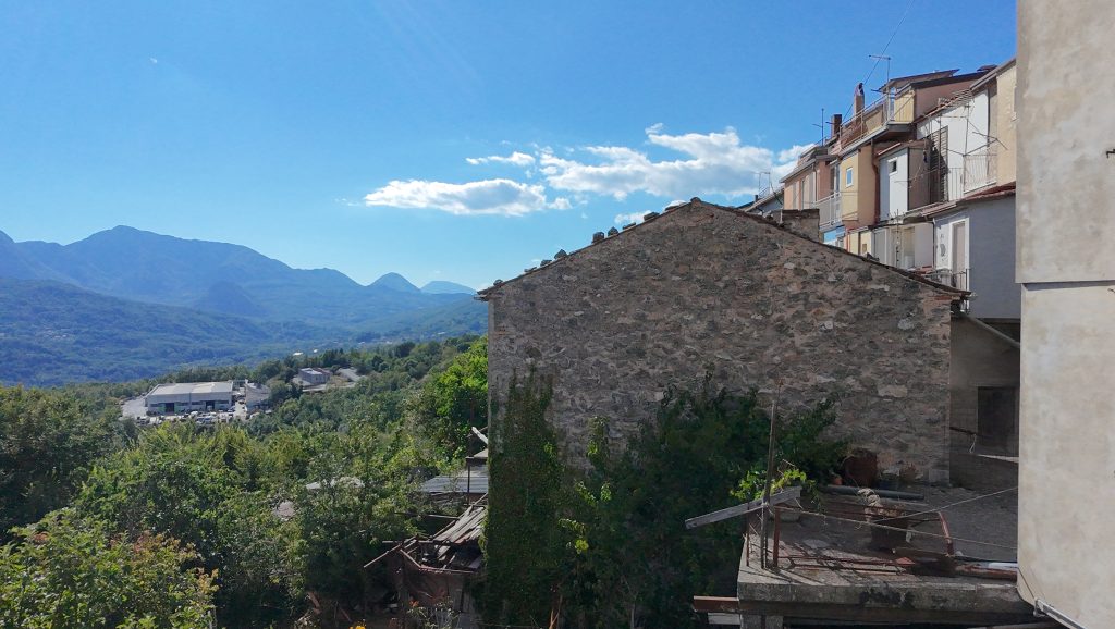 Casa indipendente con terreno nel centro urbano (via Alfieri, 12)