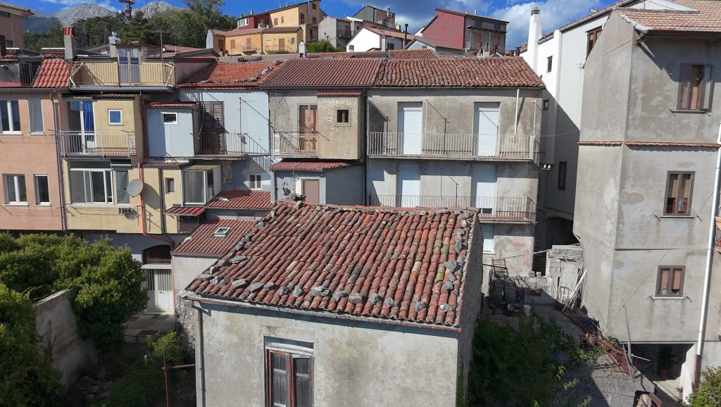 Casa indipendente con terreno nel centro urbano (via Alfieri, 12)