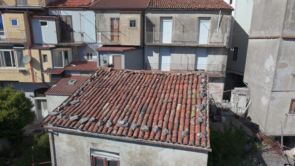 Casa indipendente con terreno nel centro urbano (via Alfieri, 12)