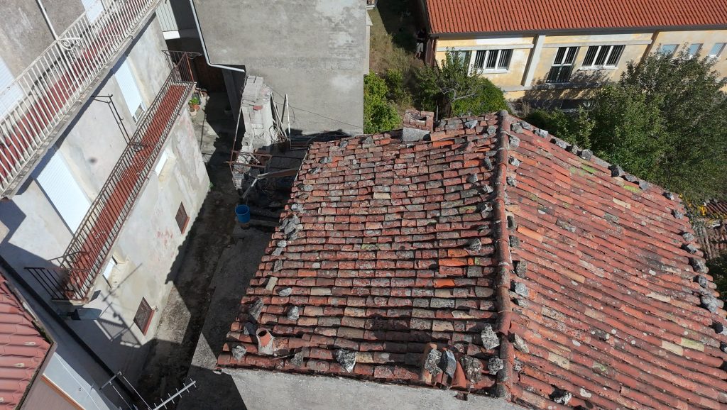 Casa indipendente con terreno nel centro urbano (via Alfieri, 12)