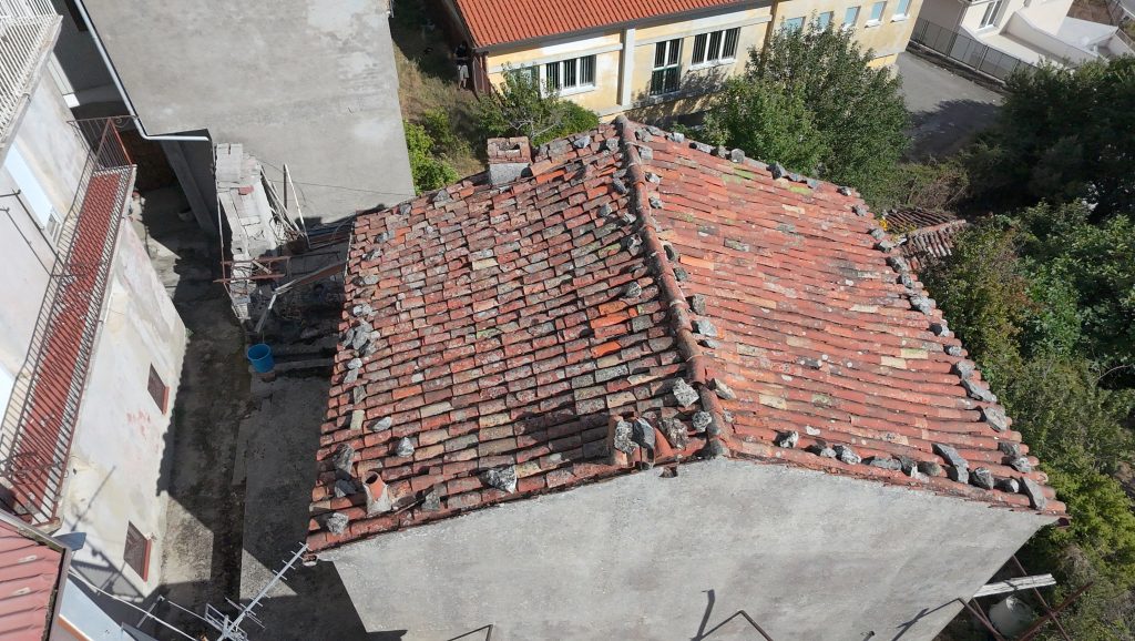 Casa indipendente con terreno nel centro urbano (via Alfieri, 12)