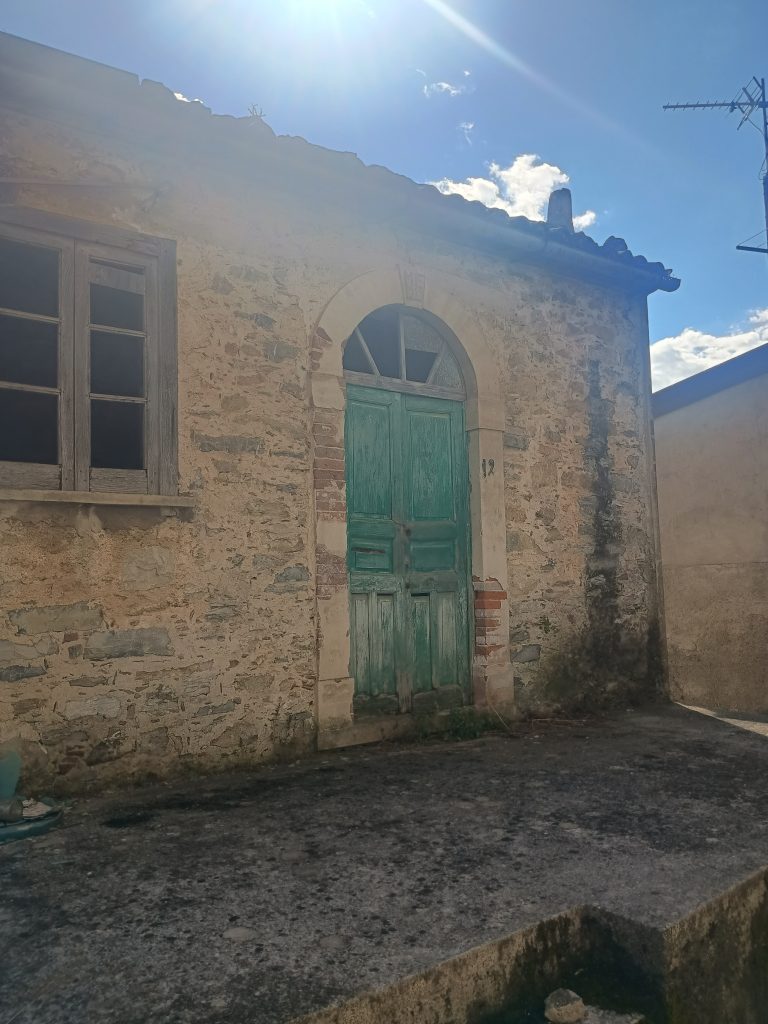 Casa indipendente con terreno nel centro urbano (via Alfieri, 12)