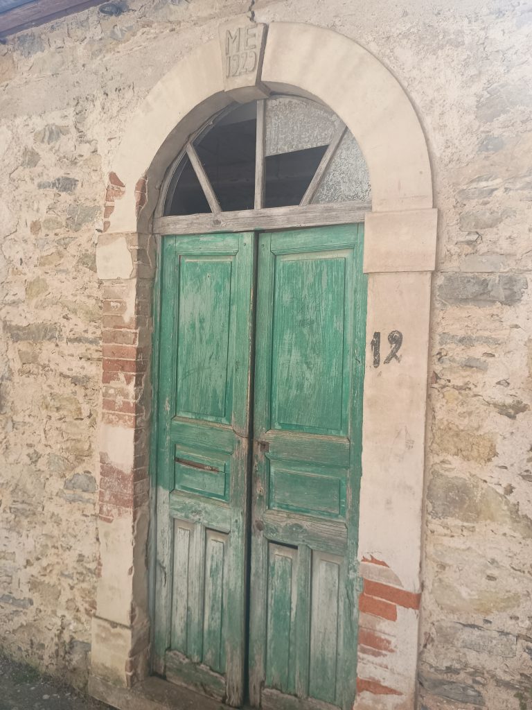 Casa indipendente con terreno nel centro urbano (via Alfieri, 12)