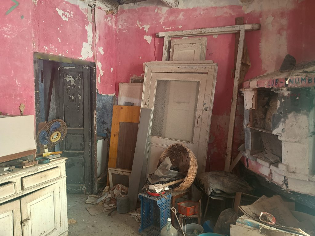 Casa indipendente con terreno nel centro urbano (via Alfieri, 12)