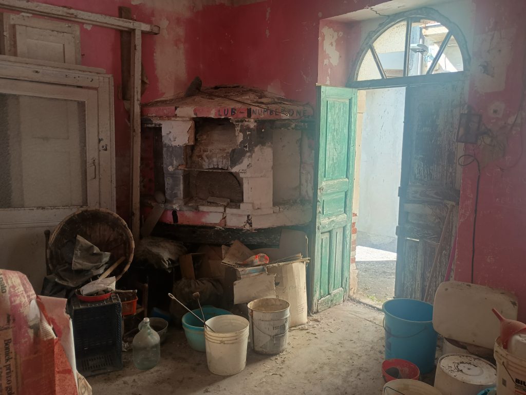 Casa indipendente con terreno nel centro urbano (via Alfieri, 12)