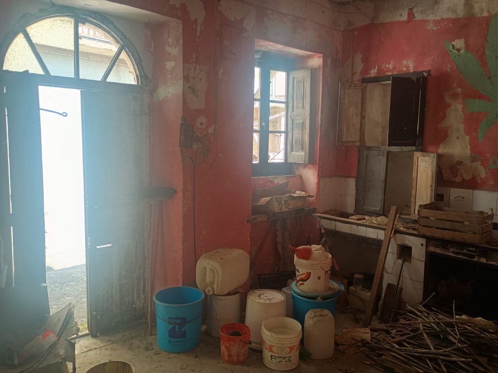 Casa indipendente con terreno nel centro urbano (via Alfieri, 12)